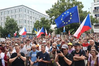 „Média nedáme.“ Milion chvilek pochoduje k České televizi - Seznam Zprávy